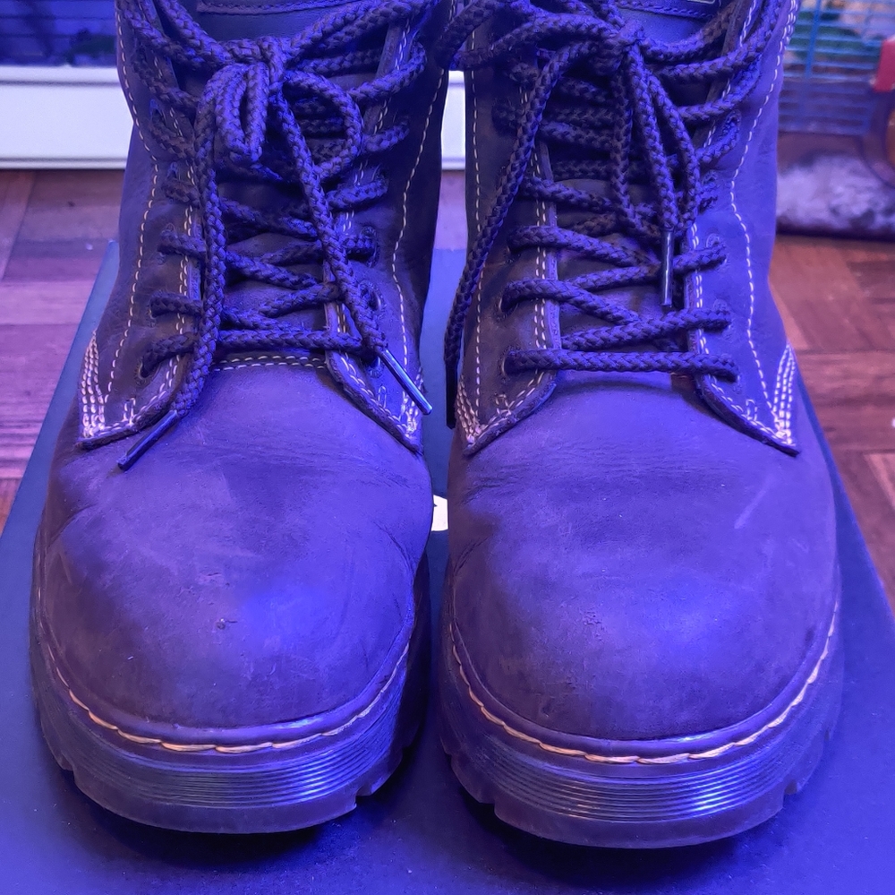 Safety boots